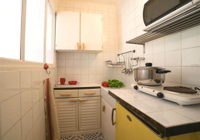 The kitchen of a studio standard of the hotel Val Duchesse in Cagnes sur Mer