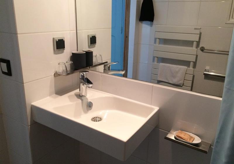 Bathroom of the Easy Studio Standard-disabled in the hotel Val Duchesse Cagnes sur Mer