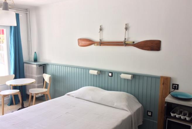 Bedroom Easy Studio Standard-disabled in the hotel Val Duchesse Cagnes sur Mer